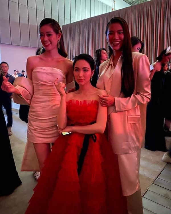 Hòa Minzy “lọt thỏm” khi đứng giữa Hoa hậu Khánh Vân và Á hậu Kim Duyên