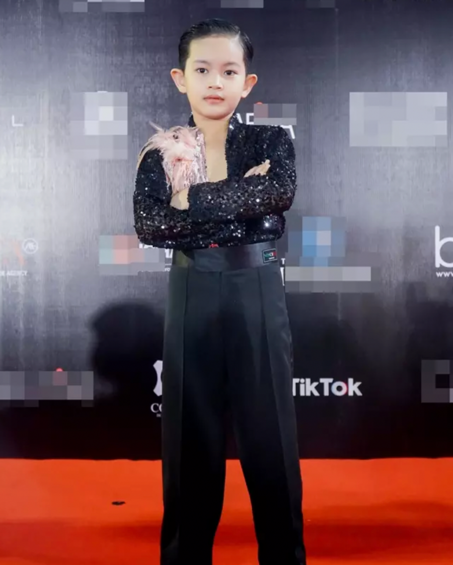 Kubi nhà Khánh Thi - Phan Hiển mới 7 tuổi đã chiếm trọn spotlight khi đi thảm đỏ một mìnhh - Ảnh 2