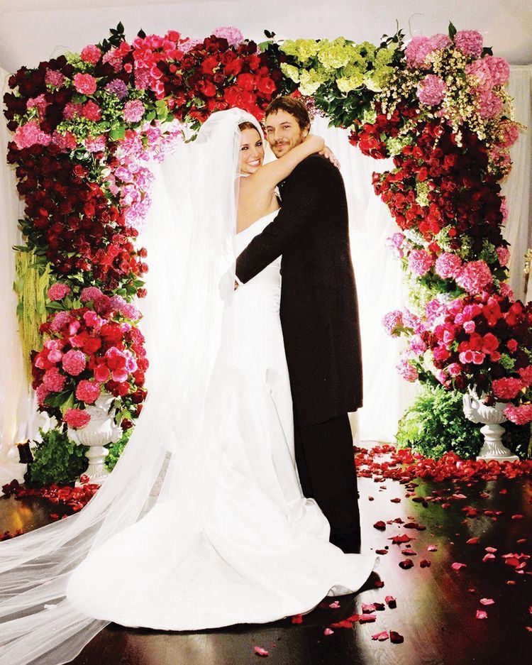 Britney Spears trong chiếc váy cưới đuôi cá màu trắng, có khoảng thời gian yêu đương hạnh phúc bên Kevin.
