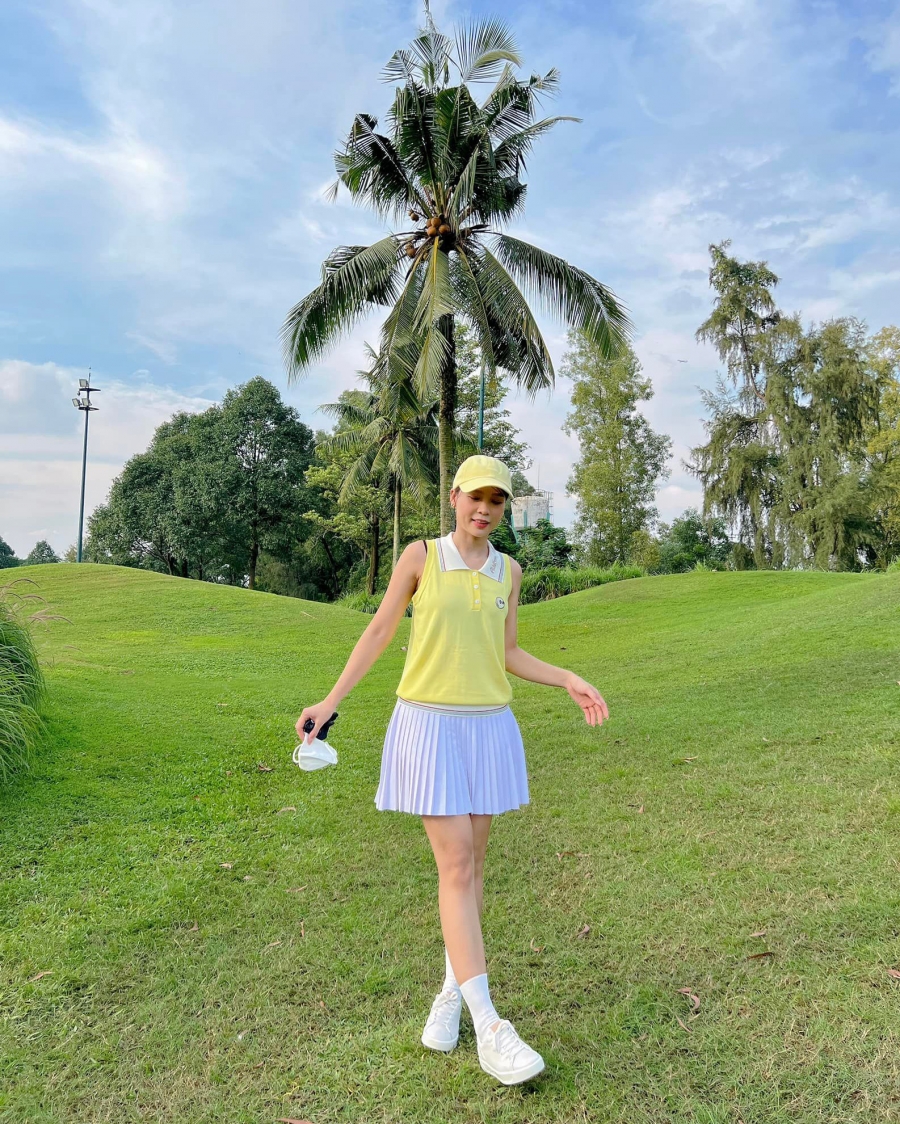 Thời trang sân golf của Sam hướng đến hình ảnh dễ thương, năng động và trẻ trung với những màu sắc tươi sáng như trắng, vàng, be, xanh,...