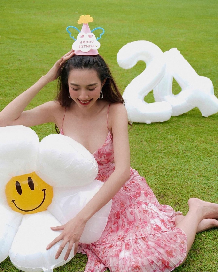 Hoa hậu Thùy Tiên khiến fan 'tan chảy' với bộ ảnh ngọt ngào mừng tuổi 24.