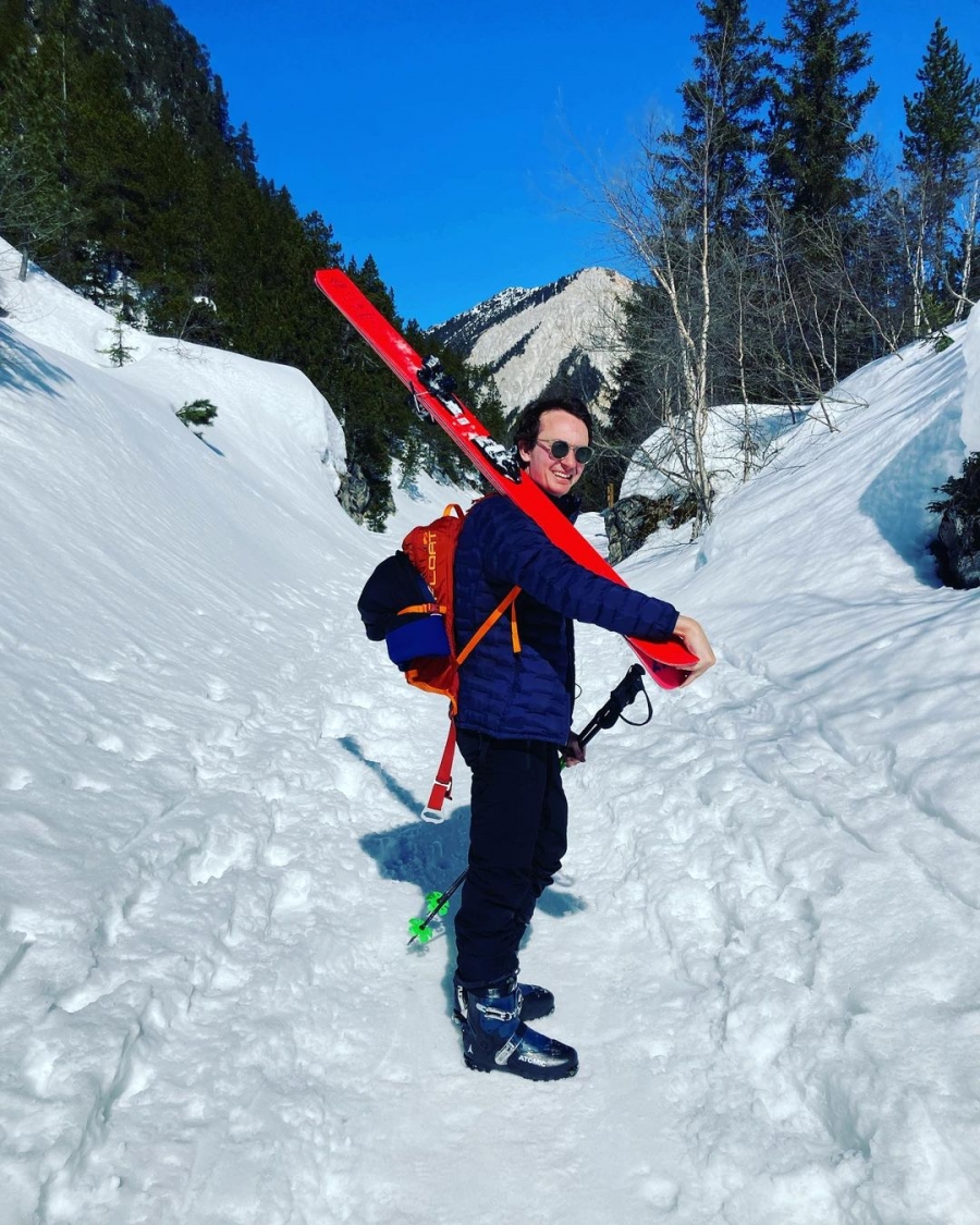 Trang phục khi đi trượt tuyết của Frédéric gồm áo phao và giày cao cổ chống thấm nước và đồng hồ Aquaracer Professional 200 giá 1.650 USD