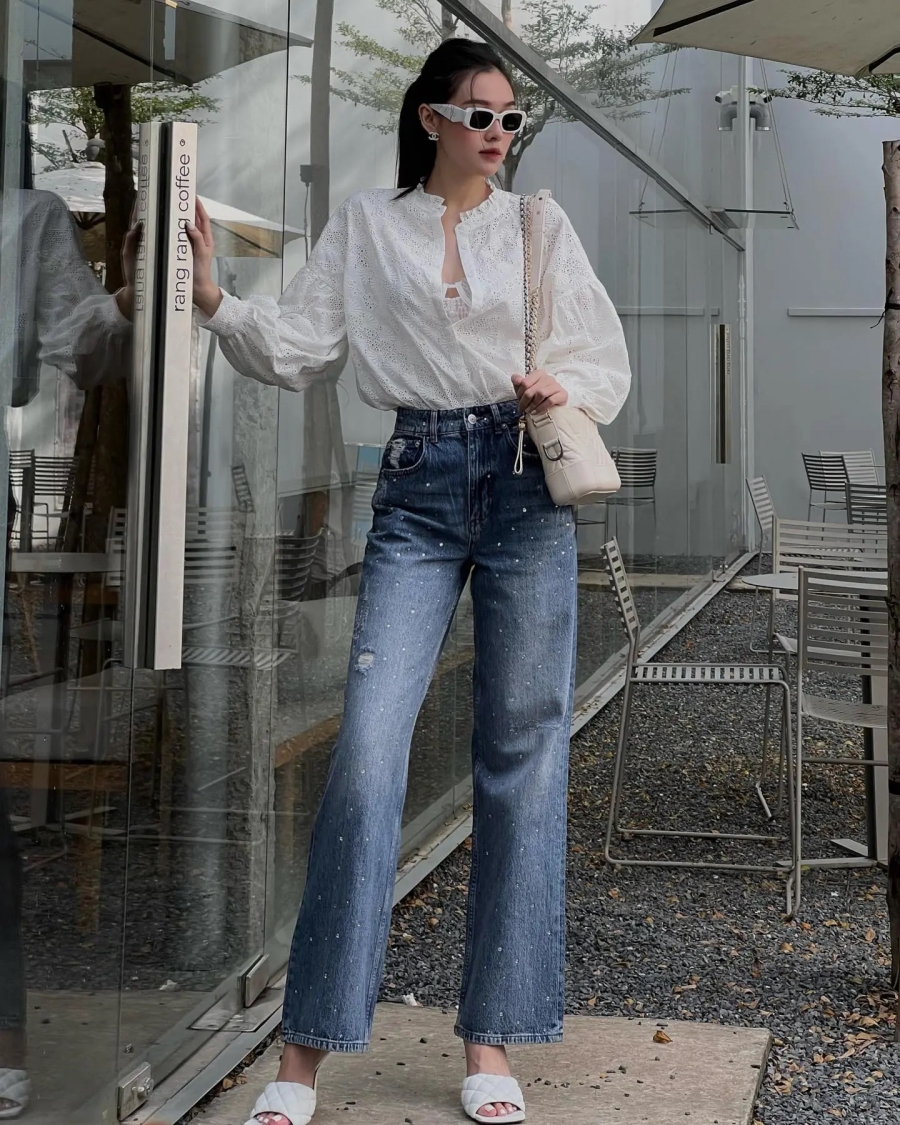 Áo blouse trắng luôn kết hợp ăn ý với quần jeans xanh