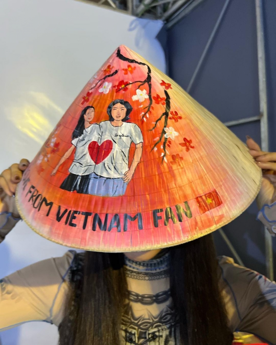 Ngày 6/11, Lee Hyori đăng một số bức ảnh lên Instagram với lời nhắn: 'Tôi rất vui. Cảm ơn bạn đã ở lại với tôi muộn thế này'. Ca sĩ khoe chiếc nón được fan Việt làm tặng, in hình vợ chồng cô.