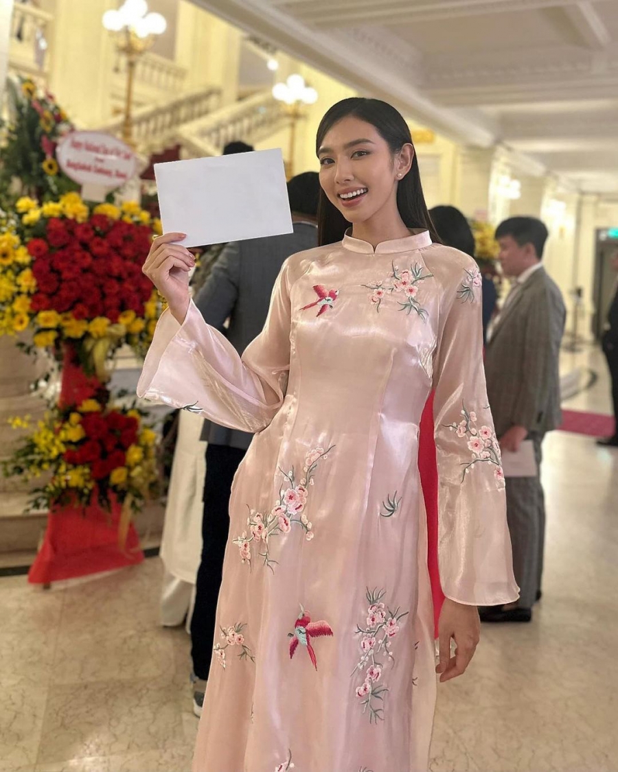 Trước Midu, một số người đẹp Việt cũng từng khoe sắc với mẫu áo dài này trong đó có Thùy Tiên. Hoa hậu ưa chuộng các kiểu áo dài có nét cách tân hiện đại cho những dịp trang trọng.
