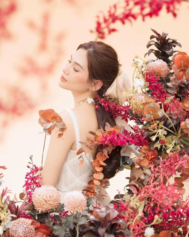 Hình ảnh ngọt ngào của Võ Hoàng Yến trong bộ ảnh Hoa Đỏ Mùa Thu