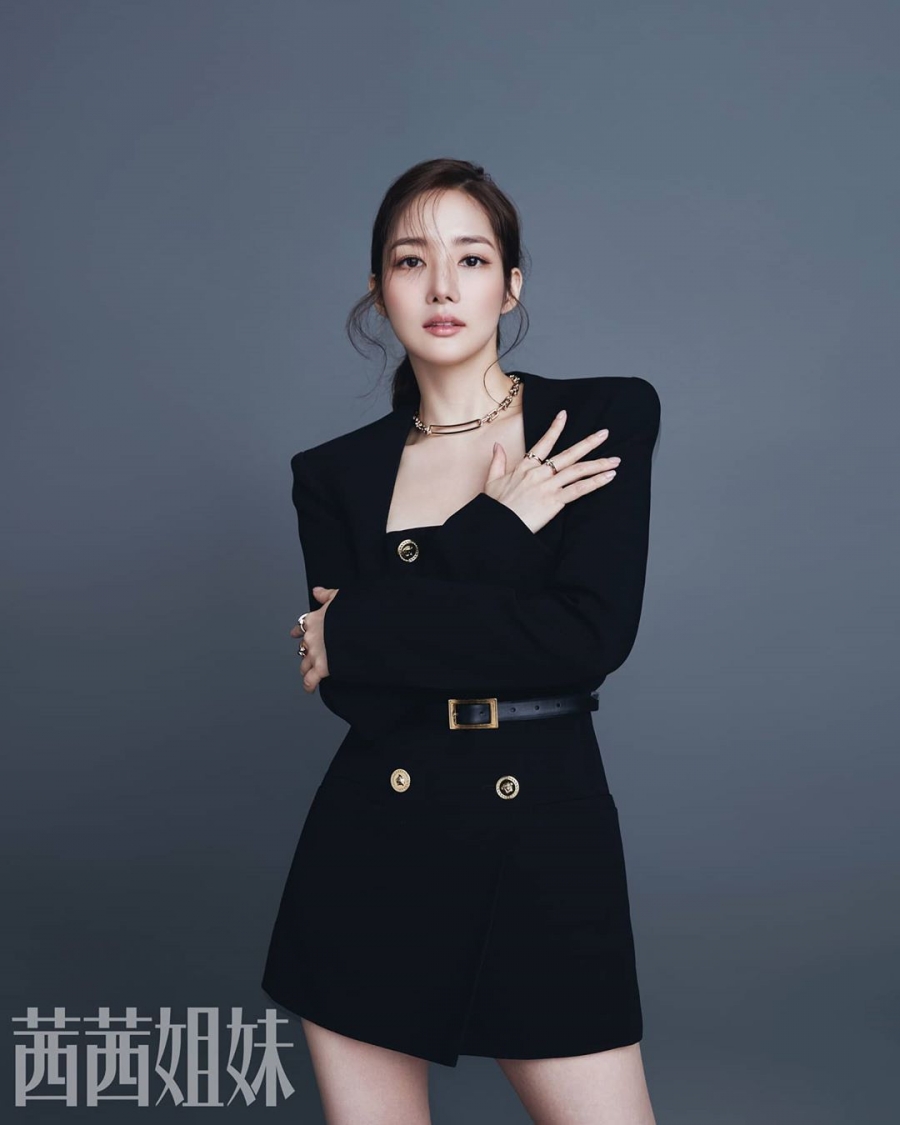 Đây là chiếc váy hội tụ đủ những yêu cầu mà Park Min Young cần như cổ xẻ xâu, thắt eo gọn gàng và màu đen sang trọng.