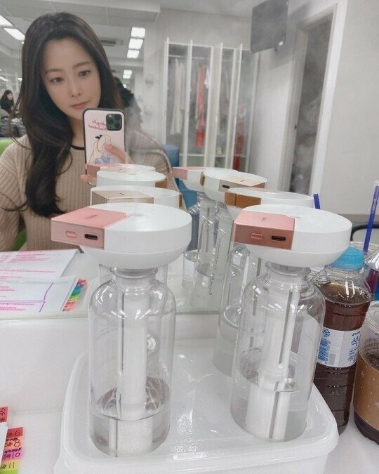 Ngoài ra, Kim Hee Sun còn luôn đặt máy tạo ẩm bên cạnh mình vào mùa đông, chú trọng chăm sóc và dưỡng ẩm cho da.