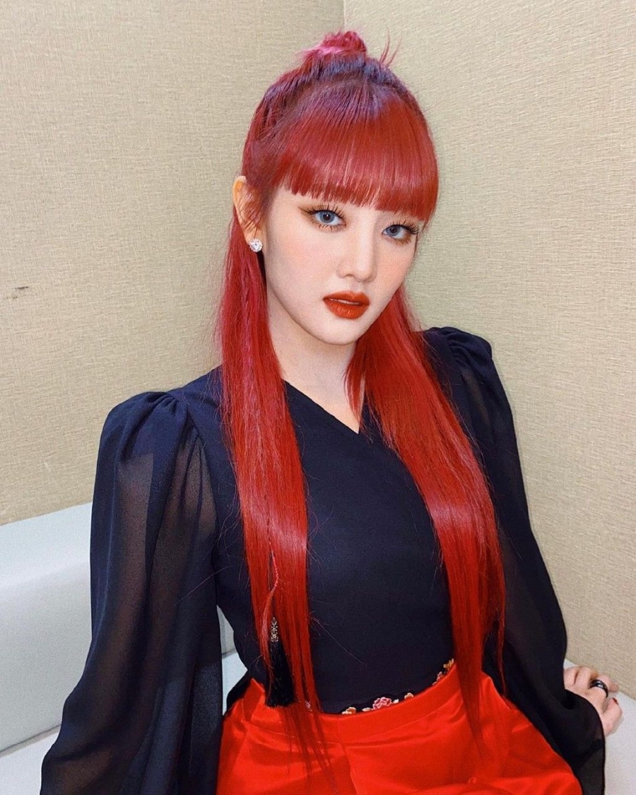 Minnie ((G)-IDLE) rực rỡ với mái tóc đỏ cam.