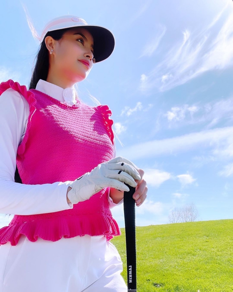Phạm Hương không ngừng biến đổi phong cách mỗi khi ra sân golf.