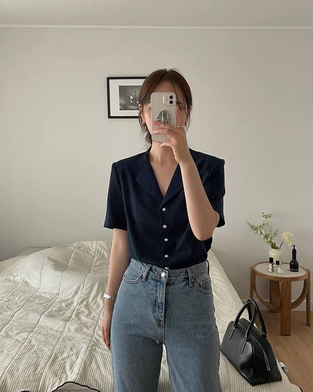 @eune_y phối áo sơ mi độn vai với quần jeans, một combo hoàn hảo để giúp vóc dáng trông sắc nét hơn.