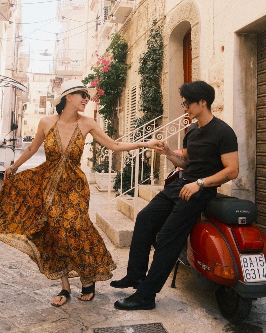 Ngô Thanh Vân thả dáng nhảy múa bên cạnh Huy Trần trên một con phố nhỏ ở Ý. Hình ảnh của cặp đôi cứ như những bộ phim lãng mạn đậm chất Mỹ thập niên 90.