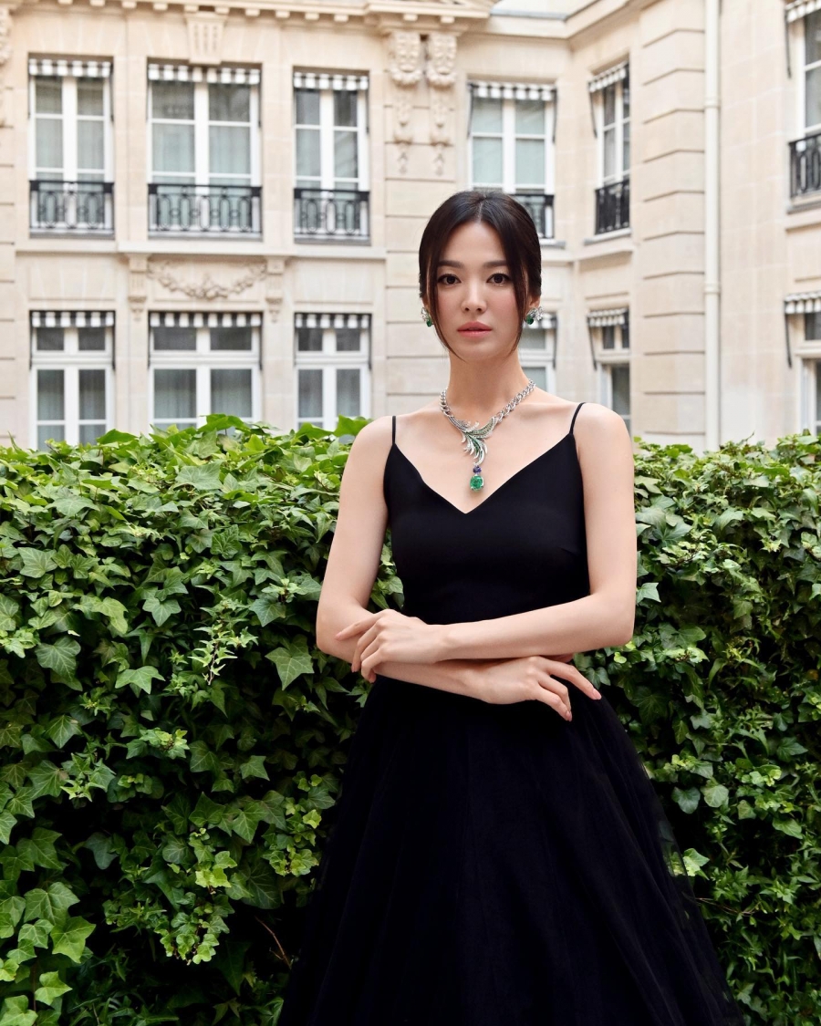 Song Hye Kyo diện áo chữ 'V' cùng quai áo mảnh, tạo nên vẻ ngoài sang trọng, cuốn hút.