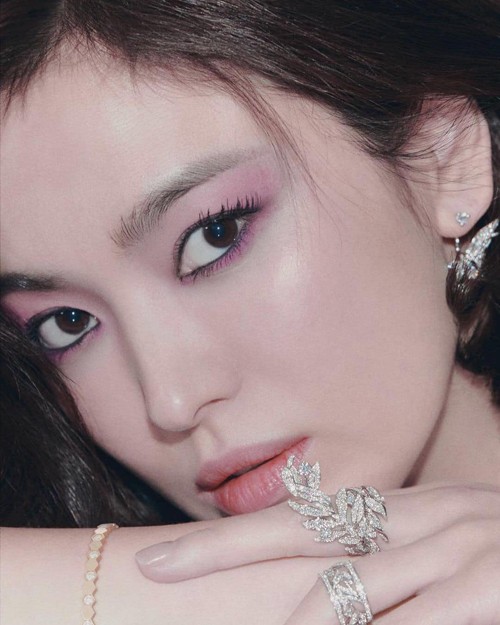 Hoặc khi kết hợp với kiểu đánh mắt xếch lên cao, eyeliner làm cho ánh mắt của Song Hye Kyo trông sắc lạnh, gây mất thiện cảm.