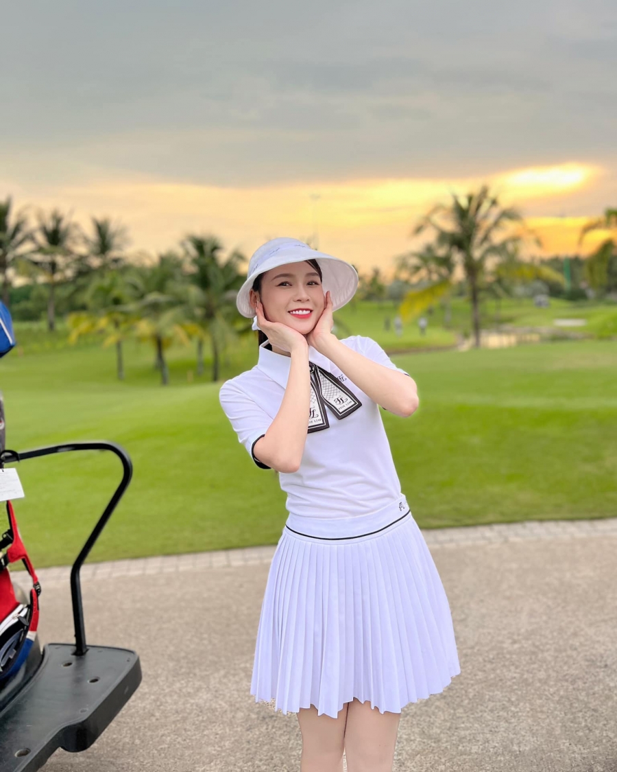 Thời trang sân golf của Sam là sự kết hợp giữa nét trẻ trung, tinh nghịch và sự sang trọng, đơn giản.