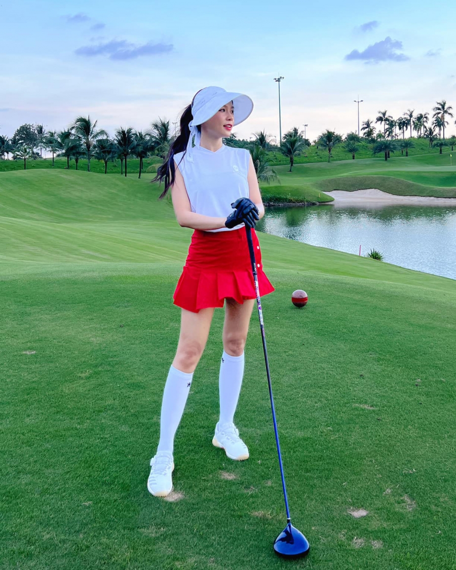 Màu sắc được Sam lựa chọn cho trang phục chơi golf chỉ loanh quanh những màu trung tính như trắng hoặc đen. Ngoài ra, lâu lâu cô cũng tạo điểm nhấn bằng những màu sắc tươi tắn, chuẩn tinh thần thể thao như đỏ, vàng, xanh lá.