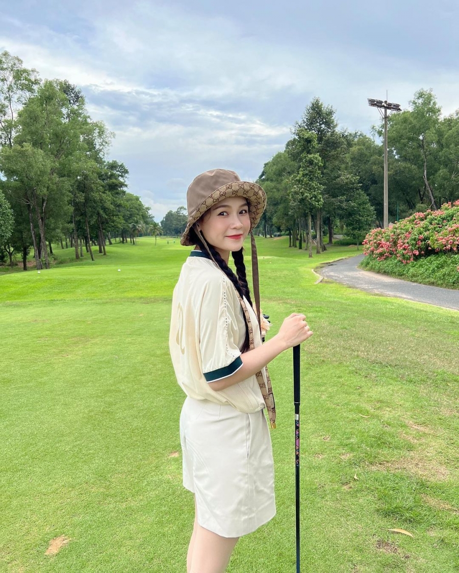 Những lúc cô nàng bắt đầu chơi golf là trời đã tắt hẳn nắng. Dù vậy, một chiếc mũ Gucci dù che được nắng không cũng khiến trang phục của Sam cá tính và bắt mắt hơn.