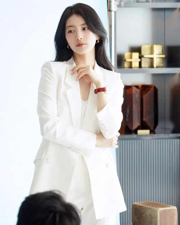 'Tình đầu quốc dân' Bae Suzy sang trọng với bộ suit trắng.