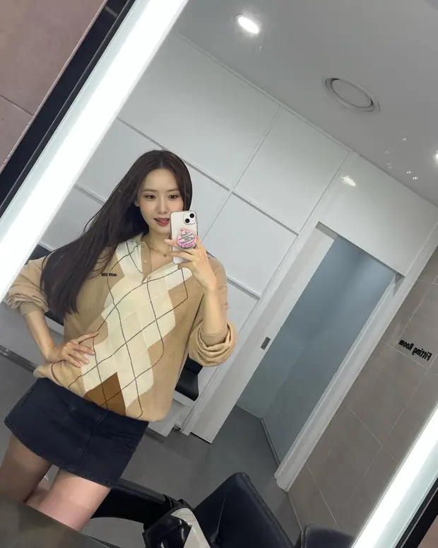 Yoona khoe outfit ngày đi làm với áo dệt kim mỏng và chân váy ngắn. Tiết trời đầu thu luôn mát mẻ và dễ chịu nên cô nàng không ngại khoe đôi chân dài cực phẩm.