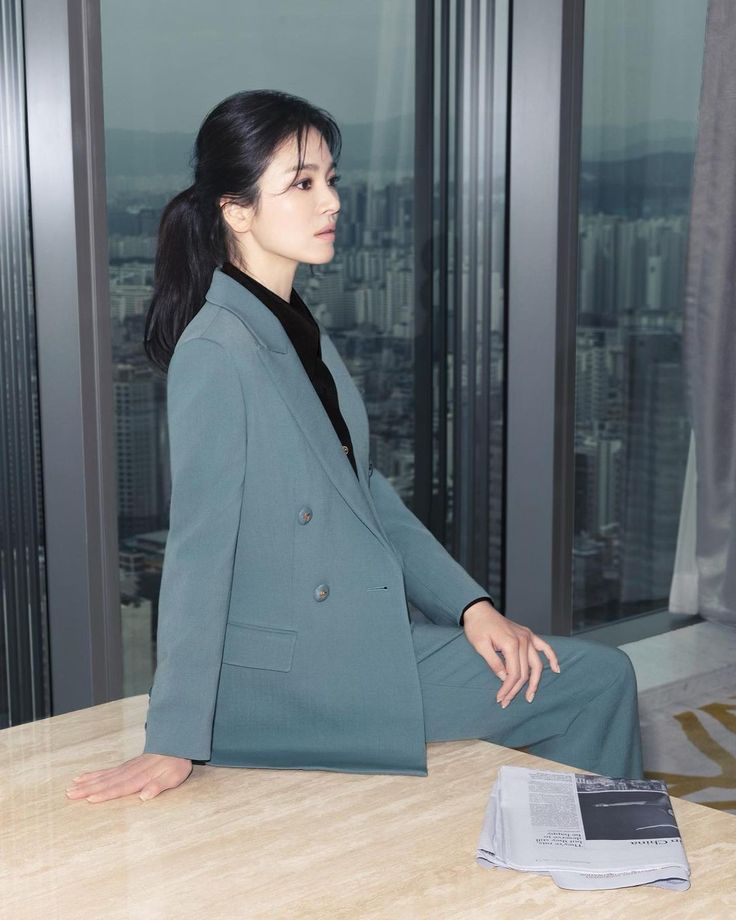 Thiết kế suit công sở của Song Hye Kyo trong mùa thu hướng đến sự đơn giản, màu sắc trang nhã và có phần trầm ấm. Nó phù hợp với bầu không khí của dịp cuối năm, luôn chậm rãi và tận hưởng chứ không vội vã, năng động nữa.