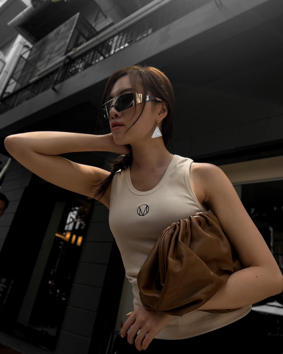 Túi hiệu đa dạng của Thanh Thanh Huyền. Trong ảnh, nữ MC sử dụng chiếc túi của Bottega Venetta.