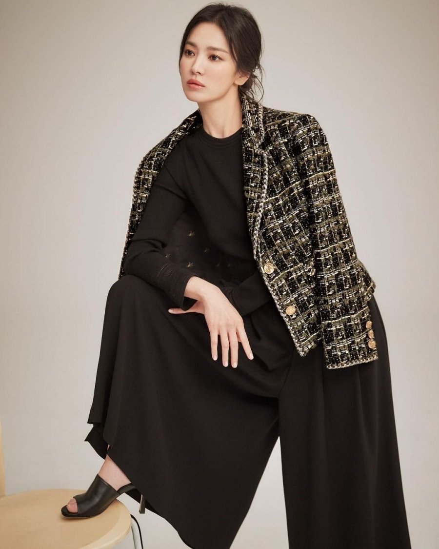 Đừng bao giờ nghi ngờ sức mạnh của những item màu đen. Song Hye Kyo đã kết hợp áo khoác blazer với quần ống suông để có outfit vừa thoải mái vừa sang chảnh.