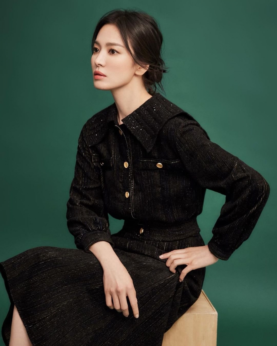 Song Hye Kyo trong một set đồ tweed đen sang trọng. Áo khoác crop ngắn kết hợp cùng chân váy, tạo nên vẻ ngoài quyến rũ và tinh tế.