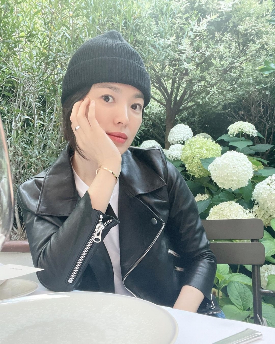 Một chiếc mũ đen có thể mix và phù hợp với mọi trang phục. Trong set đồ này Song Hye Kyo diện mũ len với áo khoác biker vải da.