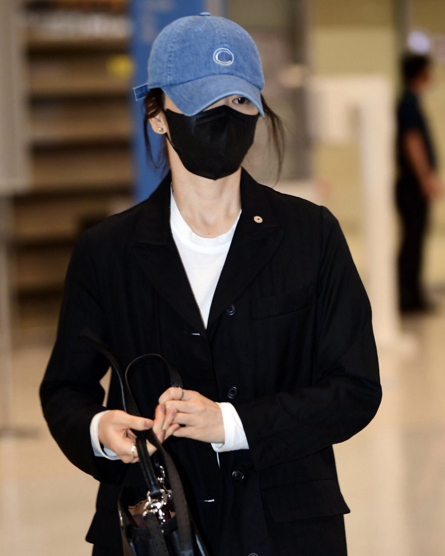 Như thường lệ, Song Hye Kyo luôn ăn mặc kín đáo, giản dị trong cuộc sống hàng ngày, đặc biệt mỗi lần xuất hiện ở sân bay.