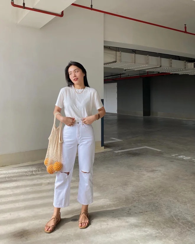 Dù không mang giày cao gót, Lê Hà Trúc vẫn ghi điểm với set đồ trắng basic, chi tiết sơ vin giúp tỷ lệ cơ thể cô trông rõ ràng hơn.