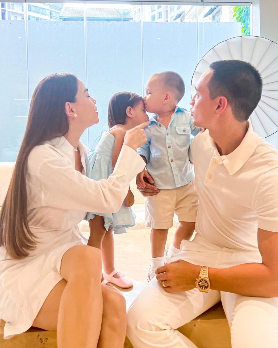 Cặp đôi Hồ Ngọc Hà - Kim Lý dành nhiều thời gian để chăm sóc và vui chơi cùng các con.