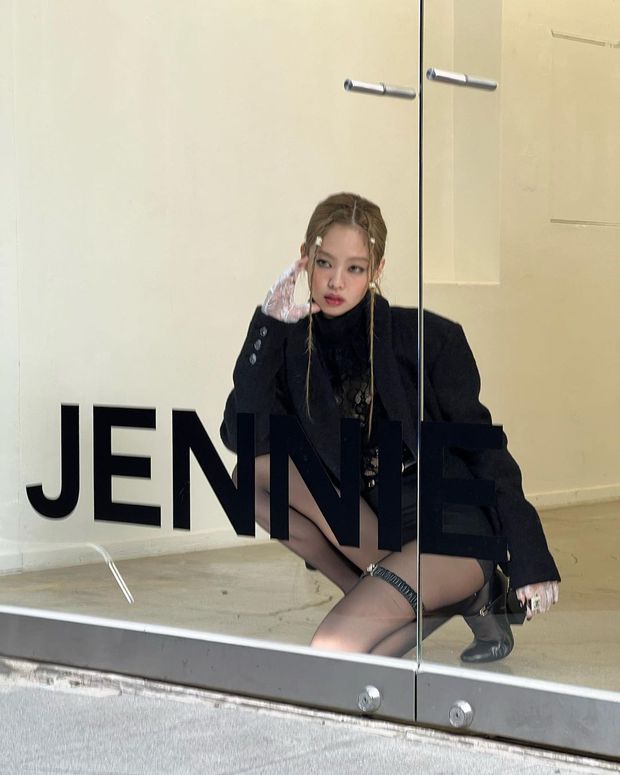Việc Jennie đưa phong cách cá nhân của bản thân vào những bức hình quảng bá cho Chanel được xem là một cách làm thông minh. Với cách này, Chanel sẽ có vô số 'phiên bản' và tiệm cận dễ dàng hơn đến sở thích của nhiều người.