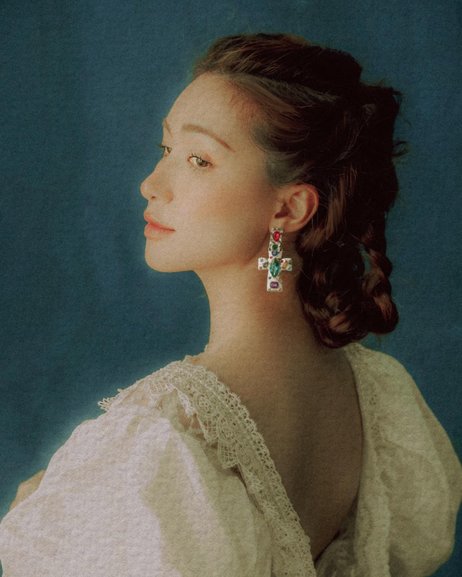 Hòa Minzy đẹp cổ điển trong loạt ảnh mừng sinh nhật tuổi 27.