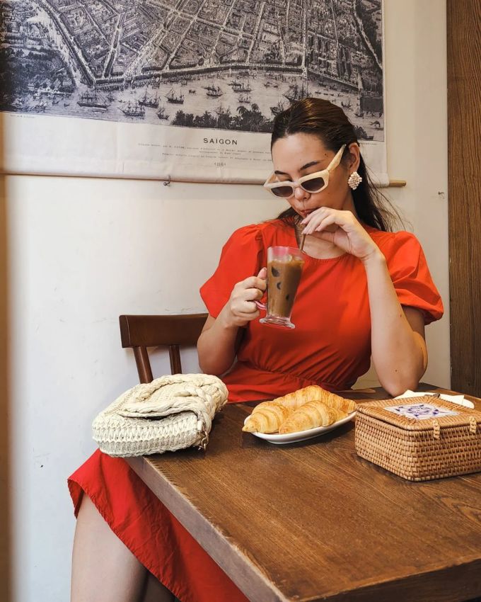 Hoa hậu Hoàn vũ Catriona Gray quảng bá ẩm thực vỉa hè Việt Nam trên MXH - Ảnh 1