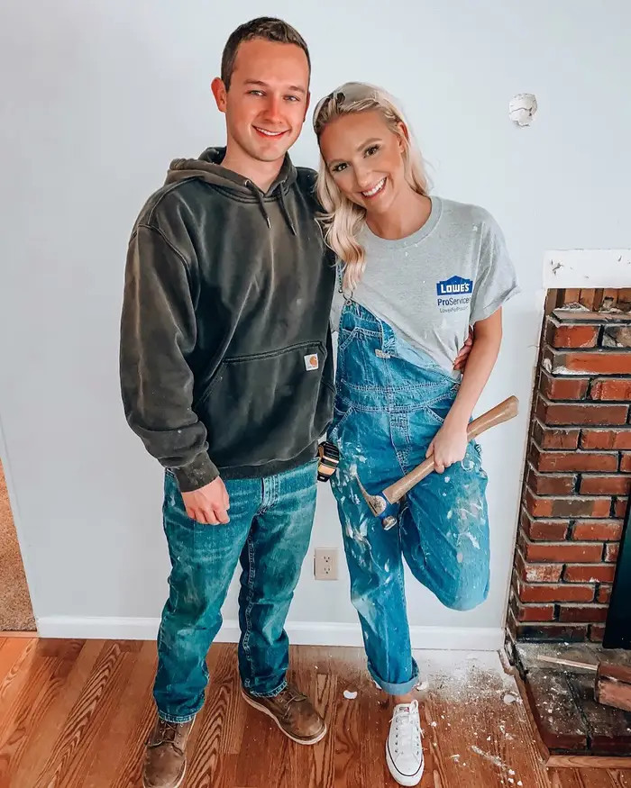 Sau khi quyết định mua lại ngôi nhà cũ ở St. Louis, cặp đôi đã tự tay lên kế hoạch sửa sang, cập nhật từng mét vuông trong công trình cũ kỹ và lỗi thời trước đó. 