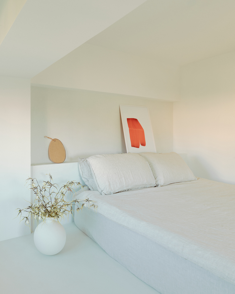 Phòng ngủ nhẹ nhàng xinh xắn với tấm đệm dày thay thế cho khung giường lớn. Một vài phụ kiện nhỏ xinh trang trí xung quanh, thêm vào chậu cây cảnh tinh tế.