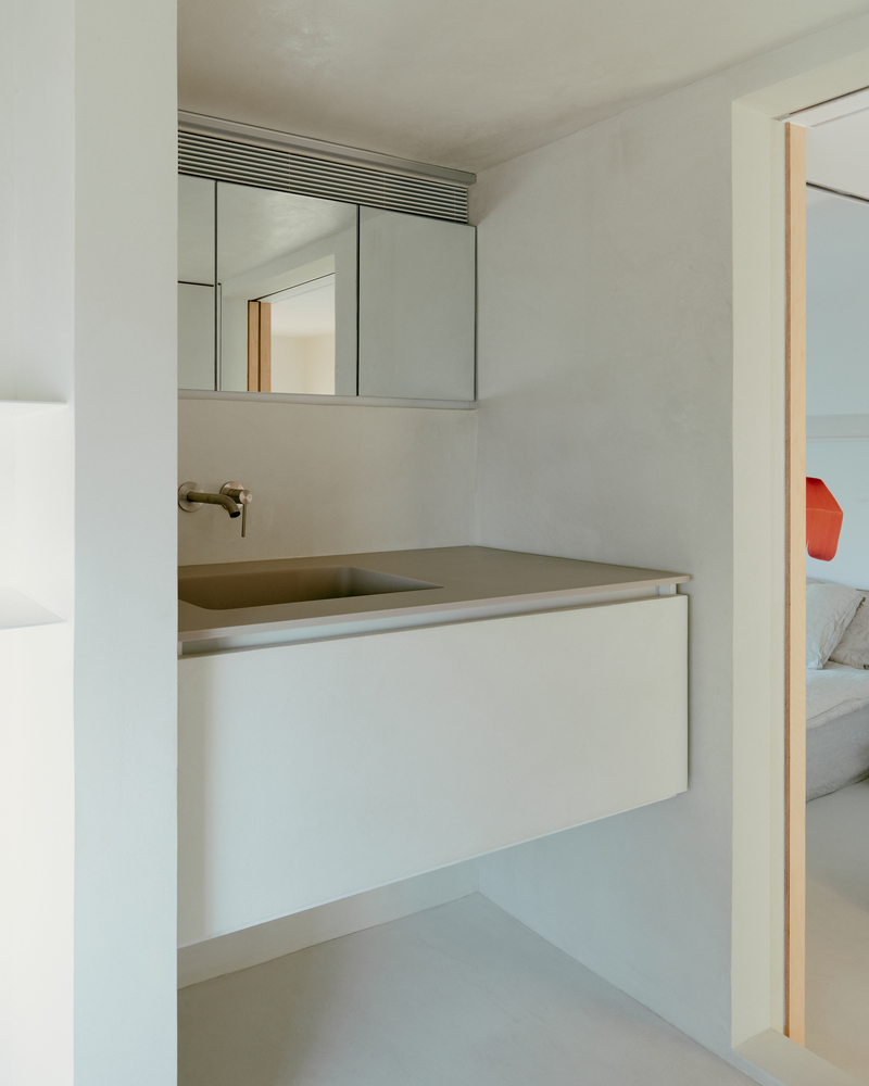 Khu vực bồn rửa tay thiết kế sang trọng, phía trên tường là tủ lưu trữ kết hợp cửa gương để khéo léo nhân đôi không gian và ánh sáng.