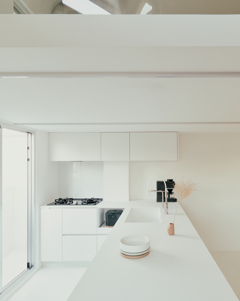 Phòng bếp gọn gàng với nội thất và trang thiết bị tiện nghi, phần mở rộng bố trí bồn rửa và góc ăn sáng cho chủ nhân căn hộ.
