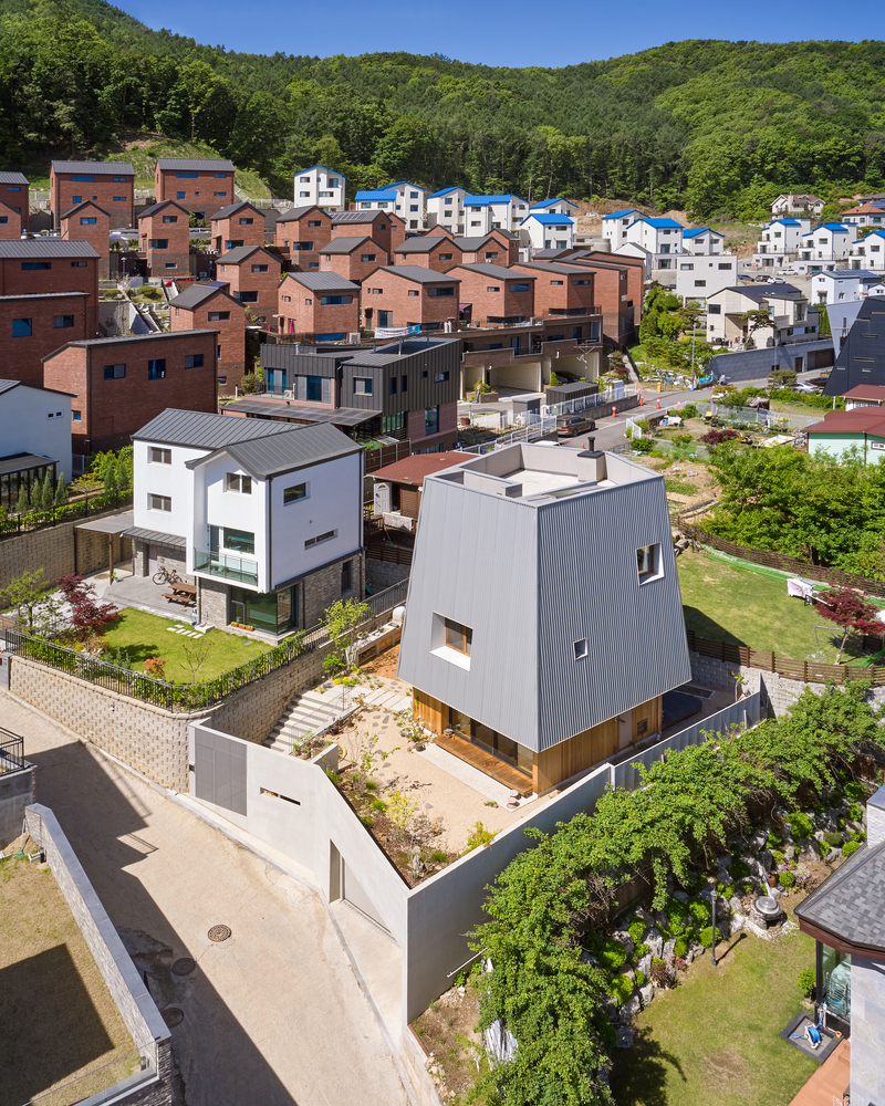 Với góc chụp từ trên cao, “ngôi nhà hình ngũ giác” Cat-tagonal House thực sự nổi bật giữa khu phố với hàng loạt những ngôi nhà san sát với cùng một kiểu kiến trúc tương đối giống nhau. 