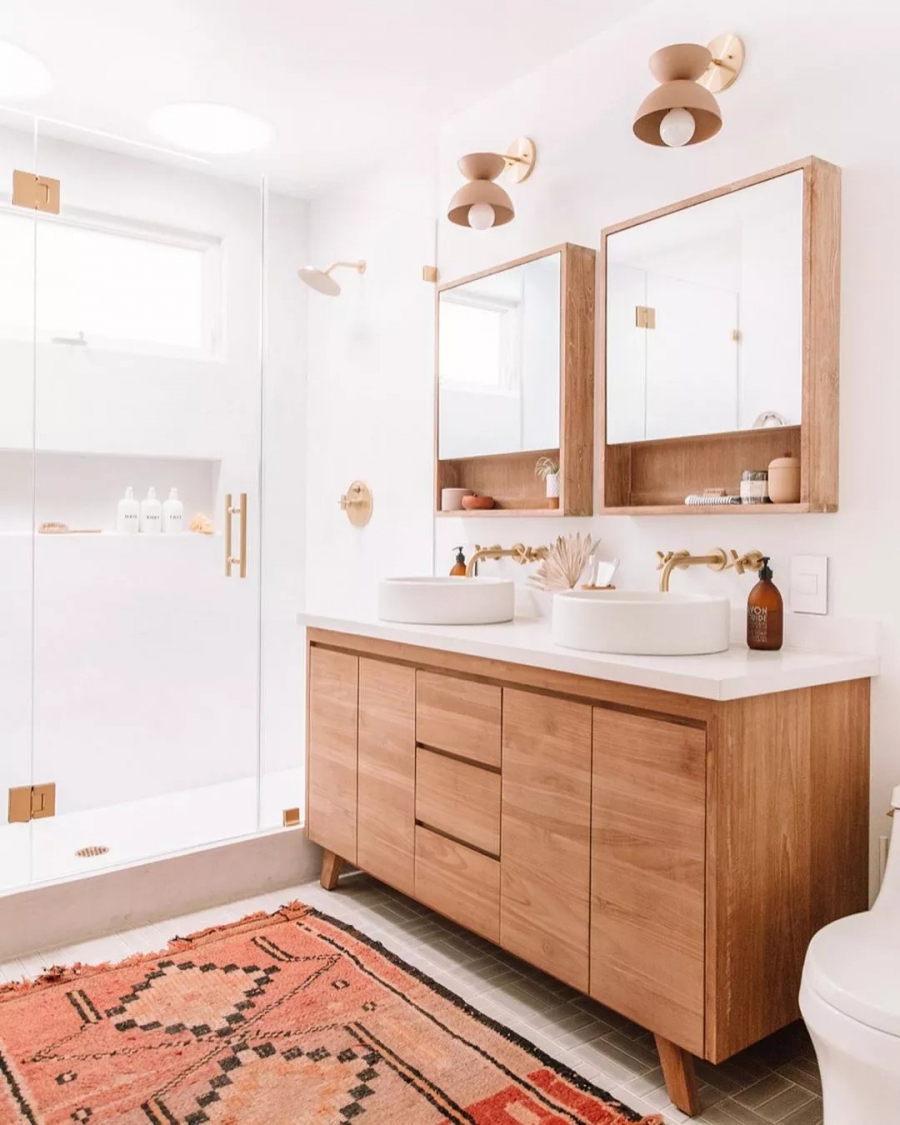 khi chọn màu trắng cho phòng tắm, nên bổ sung những màu sắc tương phản cho phần trần hoặc sàn, nội thất,... để tạo ra sự cân bằng về tông màu.