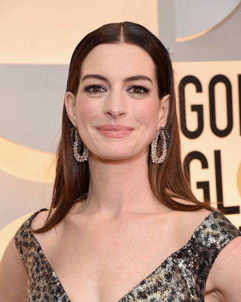 ... trẻ hơn hẳn so với Anne Hathaway không có tóc mái.