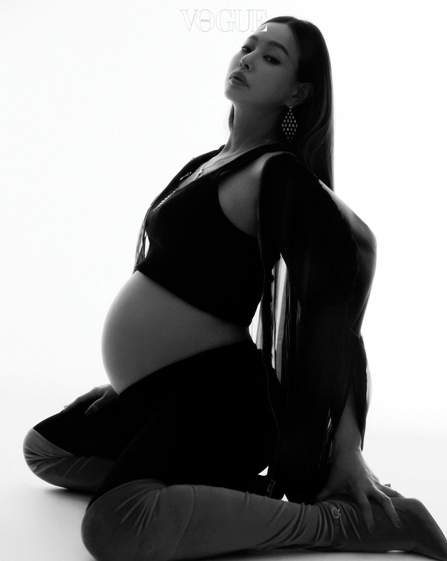 Qua hình ảnh lần này, Honey Lee mong muốn truyền năng lượng tích cực đến tất cả những người phụ nữ đang mang thai. Bạn có quyền mặc bất cứ gì mình thích, vóc dáng khi mang thai sẽ đẹp theo cách riêng của nó.