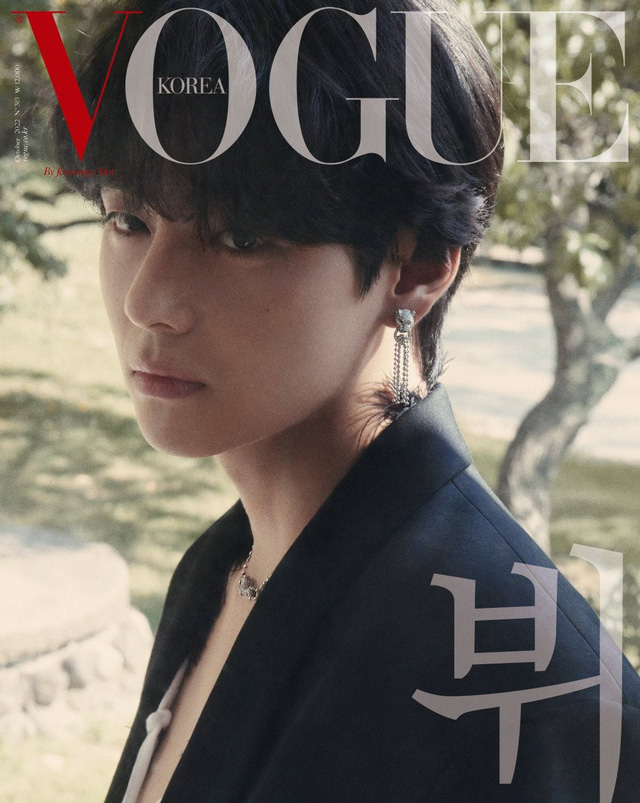 V (BTS) thu hút sự chú ý khi xuất hiện trên trang bìa tạp chí số tháng 10 của Vogue Hàn Quốc.
