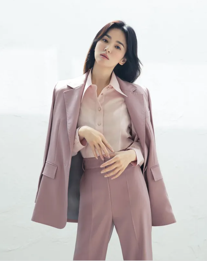 Một lợi thế của phụ nữ khi diện suit chính là có sự lựa chọn đa dạng hơn về màu sắc. Nếu muốn xây dựng hình ảnh công sở sang chảnh, hãy chọn những tông màu đất. Bộ suit màu hồng đất của Song Hye Kyo chẳng phải là một gợi ý rất mới mẻ mà vẫn rất sang.