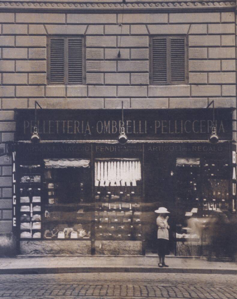 Cửa hàng đầu tiên của Fendi nằm trên phố Via del Plebiscito