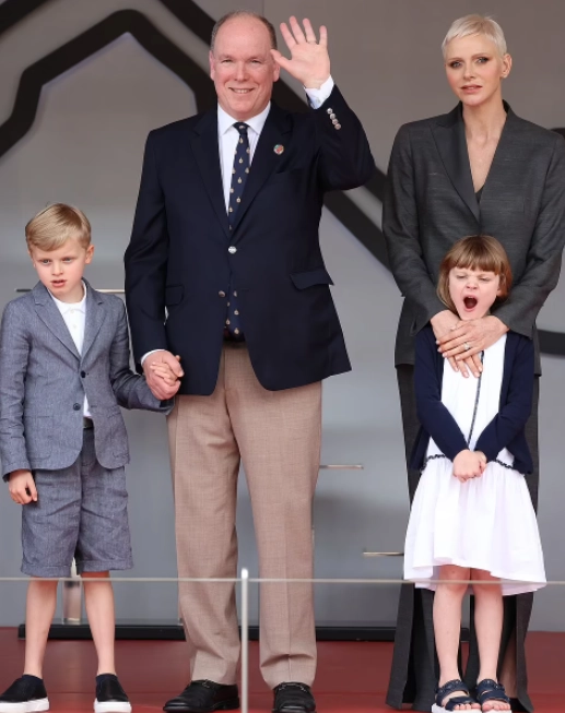Trước đó gần 1 tháng, vương phi Monaco cũng hiếm hoi xuất hiện tại một sự kiện chính thức cùng chồng với 2 người con song sinh là Công chúa Gabriella và Hoàng tử Jacques.
