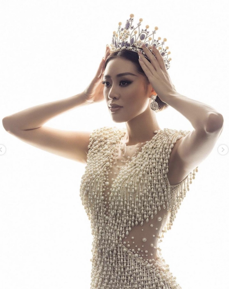 Hoa hậu Khánh Vân lộng lẫy như nữ hoàng trong chiếc váy ngọc trai trước thềm kết thúc nhiệm kì - Ảnh 1