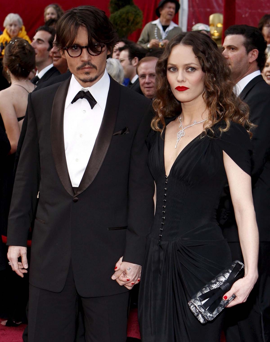 Johnny Depp bên Vanessa Paradis.