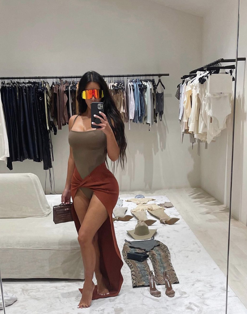 Căn phòng tràn ngập quần áo mới của Kim Kardashian.