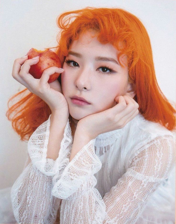 Seulgi (Red Velvet) rực rỡ với màu cam cháy.